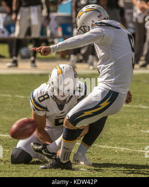 Oakland, Kalifornien, USA. 15 Okt, 2017. Los Angeles Ladegeräte kicker Nick Novak (9) Die zusätzlichen Punkt am Sonntag, 15. Oktober 2017, bei Oakland-Alameda County Coliseum in Oakland, Kalifornien. Die Ladegeräte besiegt die Räuber 17-16. Al Golub/CSM/Alamy leben Nachrichten Stockfoto