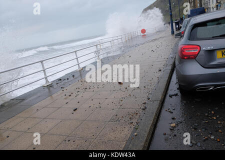 Aberystwyth, Ceredigion, Wales, UK-Flut kommt mit Sturm Ophelia offshore über die Irische See - Peebles und Kies auf der Promenade geworfen Hit geparkten Autos-stong Winde in Aberystwyth auf der West Wales Küste als Sturm Ophelia Ansätze aus der Irischen See mit lokalen Winden von mehr als 50 km/h. Foto Steven Mai/Alamy leben Nachrichten Stockfoto