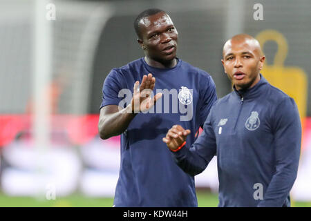 Die Portos-Spieler Vincent Aboubakar (L) und Yacine Brahimi sahen sie während ihres Trainings vor ihrem Spiel der UEFA Champions League gegen RB Leipzig in der Red Bull Arena in Leipzig am 16. Oktober 2017. Foto: Jan Woitas/dpa-Zentralbild/dpa Stockfoto