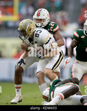 Oktober 16, 2017 - Miami Gardens, Florida, USA - Miami Hurrikane Travis Homer (24) packt Georgia Tech Yellow Jackets kick returner Brad Stewart (83) im Hard Rock Stadion in Miami Gardens, Florida am 14. Oktober 2017. (Bild: © Allen Eyestone/der Palm Beach Post über ZUMA Draht) Stockfoto