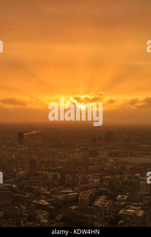 London, UK, 16. Oktober 2017. Der orangefarbene Himmel und die rötlichen Sonnenstrahlen sorgen für unheimliche und apokalyptische Szenen in London. Das ungewöhnliche Phänomen wird durch Überreste des Hurrikans Ophelia verursacht, der tropische Luft und Staub aus der Sahara heransaugt, sowie durch Luftverschmutzung und Partikel von Waldbränden über Portugal. Quelle: Imageplotter News und Sports/Alamy Live News Stockfoto