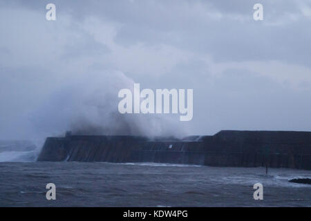 Porthcawl, South Wales, UK. 16. Oktober 2017. UK Wetter: Die Reste der Hurrikan Ophelia Teig der Strandpromenade am Nachmittag mit bis zu 80 MPH Winden. Credit: Andrew Bartlett/Alamy Leben Nachrichten. Stockfoto