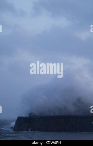 Porthcawl, South Wales, UK. 16. Oktober 2017. UK Wetter: Die Reste der Hurrikan Ophelia Teig der Strandpromenade am Nachmittag mit bis zu 80 MPH Winden. Credit: Andrew Bartlett/Alamy Leben Nachrichten. Stockfoto