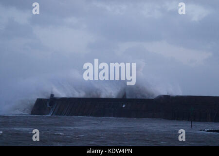 Porthcawl, South Wales, UK. 16. Oktober 2017. UK Wetter: Die Reste der Hurrikan Ophelia Teig der Strandpromenade am Nachmittag mit bis zu 80 MPH Winden. Credit: Andrew Bartlett/Alamy Leben Nachrichten. Stockfoto