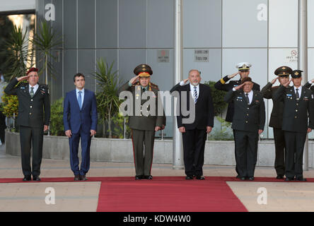 Tel Aviv, Israel. Oktober 2017. Der israelische Verteidigungsminister Avigdor Lieberman (4. L) begrüßt seinen russischen Amtskollegen Sergei Shoigu (3. L) am 16. Oktober 2017 im israelischen Verteidigungsministerium in Tel Aviv. Quelle: JINI/Gideon Markowicz/Xinhua/Alamy Live News Stockfoto