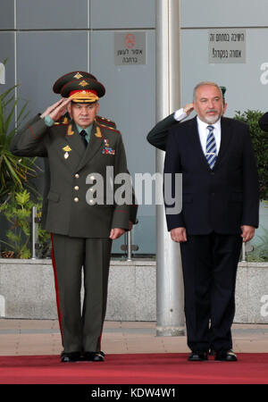 Tel Aviv, Israel. Oktober 2017. Der israelische Verteidigungsminister Avigdor Lieberman (R) begrüßt seinen russischen Amtskollegen Sergei Shoigu (L) am 16. Oktober 2017 im israelischen Verteidigungsministerium in Tel Aviv. Quelle: JINI/Gideon Markowicz/Xinhua/Alamy Live News Stockfoto