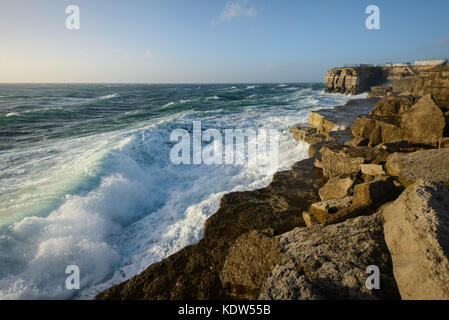 Portland Bill, Dorset. 16. Okt 2017. UK Wetter. Sturm Ophelia Hits der Südküste mit riesigen Wellen und starkem Wind. Portland Bill nimmt die rauen Bedingungen voll auf. Credit: DTNews/Live Alamy Nachrichten Stockfoto