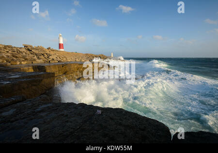 Portland Bill, Dorset. 16. Okt 2017. UK Wetter. Sturm Ophelia Hits der Südküste mit riesigen Wellen und starkem Wind. Portland Bill nimmt die rauen Bedingungen voll auf. Credit: DTNews/Live Alamy Nachrichten Stockfoto