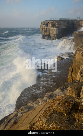 Portland Bill, Dorset. 16. Okt 2017. UK Wetter. Sturm Ophelia Hits der Südküste mit riesigen Wellen und starkem Wind. Portland Bill nimmt die rauen Bedingungen voll auf. Credit: DTNews/Live Alamy Nachrichten Stockfoto