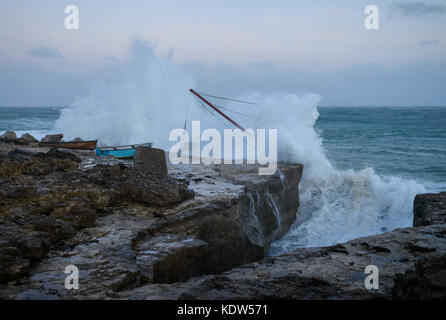 Portland Bill, Dorset. 16. Okt 2017. UK Wetter. Sturm Ophelia Hits der Südküste mit riesigen Wellen und starkem Wind. Portland Bill nimmt die rauen Bedingungen voll auf. Credit: DTNews/Live Alamy Nachrichten Stockfoto