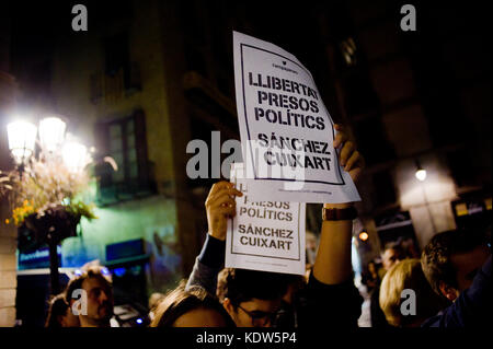 Barcelona, Katalonien, Spanien. Oktober 2017. In Barcelona zeigen die Menschen Plakate mit der Aufschrift "Freiheitsgefangene Sanchez Cuixart", nachdem der spanische Oberste Gerichtshof zwei Führer einer katalanischen Separatistenorganisation wegen des Verdachts auf Aufruhr verurteilt hat. Der Vorsitzende der katalanischen Nationalversammlung (ANC), Jordi Sanchez, und Jordi Cuixart von der Kulturgruppe Omnium wurden am Montag nach der Befragung inhaftiert. Quelle: Jordi Boixareu/ZUMA Wire/Alamy Live News Stockfoto