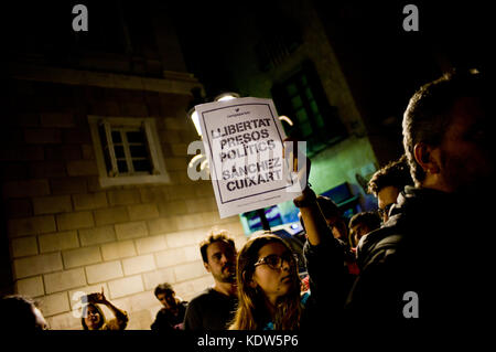 Barcelona, Katalonien, Spanien. Oktober 2017. In Barcelona hält eine Frau ein Poster mit der Aufschrift "Freiheitsgefangene Sanchez Cuixart", nachdem der spanische Oberste Gerichtshof zwei Führer einer katalanischen Separatistenorganisation wegen des Verdachts auf Aufruhr verurteilt hat. Der Vorsitzende der katalanischen Nationalversammlung (ANC), Jordi Sanchez, und Jordi Cuixart von der Kulturgruppe Omnium wurden am Montag nach der Befragung inhaftiert. Quelle: Jordi Boixareu/ZUMA Wire/Alamy Live News Stockfoto