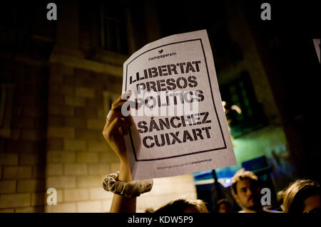 Barcelona, Katalonien, Spanien. 16 Okt, 2017. in Barcelona hält eine Frau ein Plakat lesen die Freiheit der politischen Gefangenen sanchez Cuixart' nach Spanien High Court hat Untersuchungshaft zwei Führer eines katalanischen Separatistenorganisation wegen des Verdachts der Volksverhetzung. der Führer der katalanischen Nationalversammlung (ANC), Jordi Sanchez, und Jordi cuixart der omnium kulturelle Gruppe am Montag nach dem Ausfragen. Credit: Jordi boixareu/zuma Draht/alamy live Nachrichten gefangen wurden Stockfoto