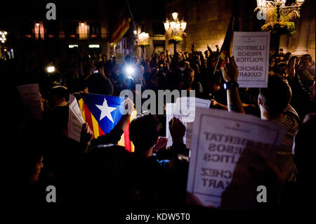 Barcelona, Spanien. 16 Okt, 2017. in Barcelona Personen Poster lesen die Freiheit der politischen Gefangenen sanchez Cuixart' nach Spanien High Court hat Untersuchungshaft zwei Führer eines katalanischen Separatistenorganisation wegen des Verdachts der Volksverhetzung. der Führer der katalanischen Nationalversammlung (ANC), Jordi Sanchez, und Jordi cuixart der omnium kulturelle Gruppe am Montag nach dem Ausfragen. Credit: Jordi boixareu/alamy live Nachrichten gefangen wurden Stockfoto