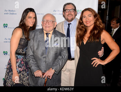 Universal City, USA. 15 Okt, 2017. Ed Asner, matt Asner und navah paskowitz die Nancy Maler Home fallen Gala zu Ehren Ed Asner mit dem Mike und Betty weinstock "helfende Hände Award' bei Universal Sheraton Hotel in Universal City am 15. Oktober 2017 besucht. Credit: das Foto access/alamy leben Nachrichten Stockfoto