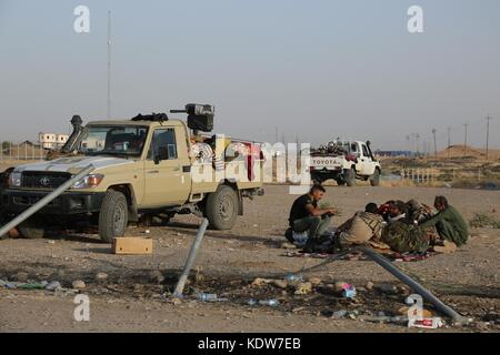 Kirkuk (Irak. Oktober 2017. Irakische Soldaten werden am 16. Oktober 2017 auf dem Luftwaffenstützpunkt K1 im Nordwesten der Stadt Kirkuk gesehen. Irakische Sicherheitskräfte eroberten am Montag die Stadt Kirkuk vollständig zurück und übernahmen die Kontrolle über das Regierungsgebäude, nachdem sich die kurdischen Streitkräfte aus der Stadt zurückgezogen hatten, sagte eine lokale Sicherheitsquelle Xinhua. Quelle: Khalil Dawood) (YK/Xinhua/Alamy Live News Stockfoto