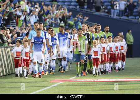 Seattle, Washington, USA. 15 Okt, 2017. Vor - Spiel Eingang von beiden Teams und ihren excorts als FC Dallas besucht den Seattle Sounders für ein MLS-Match im Century Link Feld in Seattle, WA. Credit: Jeff Halstead/ZUMA Draht/Alamy leben Nachrichten Stockfoto