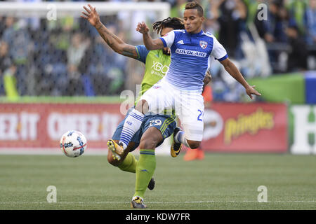 Seattle, Washington, USA. 15 Okt, 2017. Signalgeber Verteidiger Roman Torres (29) Herausforderungen dallas Mittelfeldspieler Michael Barrios (21) als FC Dallas besucht den Seattle Sounders für ein Mls-Match im Century link Feld in Seattle, WA. Credit: Jeff halstead/zuma Draht/alamy leben Nachrichten Stockfoto