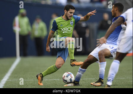 Seattle, Washington, USA. 15 Okt, 2017. Signalgeber Mittelfeldspieler VICTOR RODRIGUEZ (8) in Aktion als FC Dallas besucht den Seattle Sounders für ein MLS-Match im Century Link Feld in Seattle, WA. Credit: Jeff Halstead/ZUMA Draht/Alamy leben Nachrichten Stockfoto