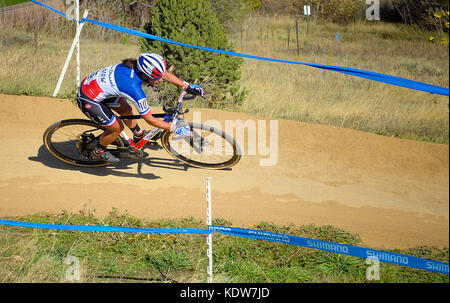 Oktober 14, 2017 - Französische nationale Meister, Caroline Manni, rundet eine der letzten Kurven der Verwindung Korkenzieher Abschnitt der US Open von Cyclocross, Valmont Bike Park, Boulder, Colorado. Larry Clouse/CSM Stockfoto