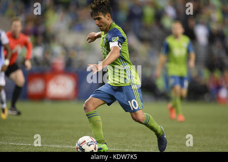 Seattle, Washington, USA. 15 Okt, 2017. Der akustische Signalgeber NICOLAS LODEIRO (10), die in Aktion als FC Dallas besucht den Seattle Sounders für ein MLS-Match im Century Link Feld in Seattle, WA. Credit: Jeff Halstead/ZUMA Draht/Alamy leben Nachrichten Stockfoto