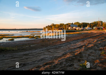 Saint-Joseph-de-la-Rive mit Blick auf L'Isle-aux-Coudres in der Ferne, in dem Dorf Les Eboulements, Quebec, Kanada Stockfoto