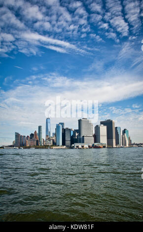Blick auf den New York Hafen und die Skyline von Lower Manhattan (New York City) als von Governors Island Blickwinkel gesehen. Stockfoto