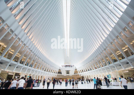 Die beeindruckende Architektur des Oculus am World Trade Center Verkehrsknotenpunkt in New York City, United States Stockfoto
