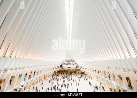 Die beeindruckende Architektur des Oculus am World Trade Center Verkehrsknotenpunkt in New York City, United States Stockfoto