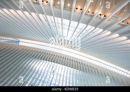Die beeindruckende Architektur des Oculus am World Trade Center Verkehrsknotenpunkt in New York City, United States Stockfoto