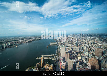 Weit reichende Aussicht auf die Skyline von Manhattan von einer Welt Sternwarte, am World Trade Center, New York, NY, USA Stockfoto