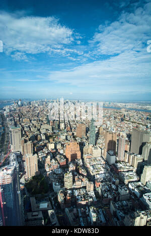 Weit reichende Aussicht auf die Skyline von Manhattan von einer Welt Sternwarte, am World Trade Center, New York, NY, USA Stockfoto