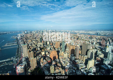 Weit reichende Aussicht auf die Skyline von Manhattan von einer Welt Sternwarte, am World Trade Center, New York, NY, USA Stockfoto