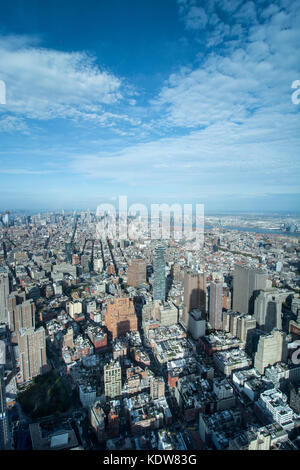 Weit reichende Aussicht auf die Skyline von Manhattan von einer Welt Sternwarte, am World Trade Center, New York, NY, USA Stockfoto