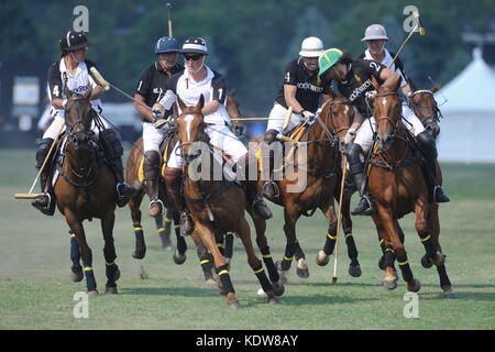 New YORK - 27. JUNI: HRH Prince Harry tritt während des 3. Jährlichen Veuve Clicquot Polo Classic auf Governors Island am 27. Juni 2010 in New York City an. Personen: Prince Harry Transmission Ref: MNC1 Credit: Hoo-Me.com/MediaPunch ***NO UK*** Stockfoto