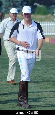 New YORK - 27. JUNI: HRH Prince Harry tritt während des 3. Jährlichen Veuve Clicquot Polo Classic auf Governors Island am 27. Juni 2010 in New York City an. Personen: Prince Harry Transmission Ref: MNC1 Credit: Hoo-Me.com/MediaPunch ***NO UK*** Stockfoto