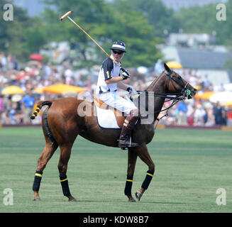 New YORK - 27. JUNI: HRH Prince Harry tritt während des 3. Jährlichen Veuve Clicquot Polo Classic auf Governors Island am 27. Juni 2010 in New York City an. Personen: Prince Harry Transmission Ref: MNC1 Credit: Hoo-Me.com/MediaPunch ***NO UK*** Stockfoto