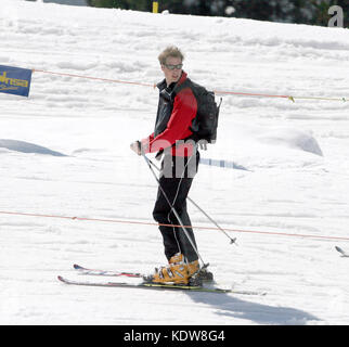 Prinz William und seine langjährige Freundin Kate Middleton auf den Skipisten von Klosters in der Schweiz. 04.02.05 Personen: Kate Middleton Prince William Kredit: Hoo-Me.com/MediaPunch ***KEIN UK*** Stockfoto