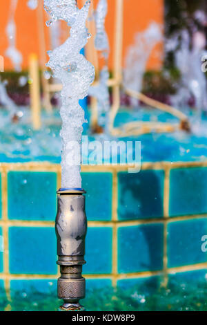 Nahaufnahme der Brunnen Düsen sprühen Wasser in einem öffentlichen Park. Stockfoto