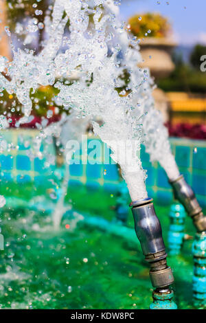 Nahaufnahme der Brunnen Düsen sprühen Wasser in einem öffentlichen Park. Stockfoto