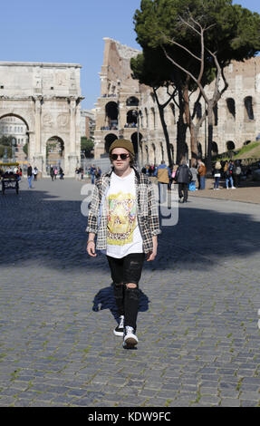 Junge Mann in Rom zu Fuß über die Straße in der Nähe des Kolosseums. Stockfoto