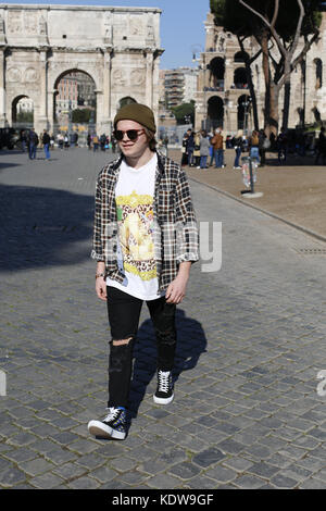 Junge Mann in Rom zu Fuß über die Straße in der Nähe des Kolosseums. Stockfoto