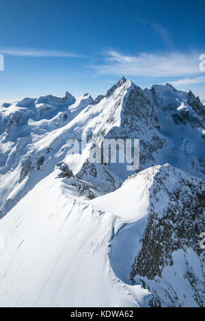 Luftaufnahme des Piz Bernina und des Piz Morteratsch bedeckt mit Schnee, Engadin, Schweiz Stockfoto