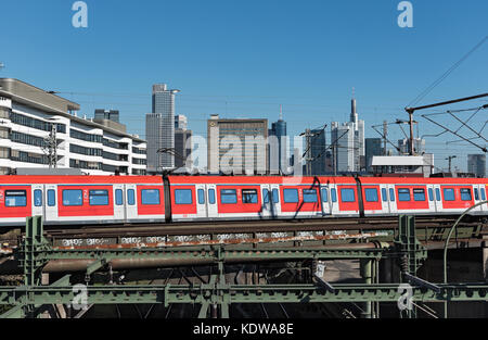 Wolkenkratzer und die Bahn Luftbild von Frankfurt Hauptbahnhof Stockfoto