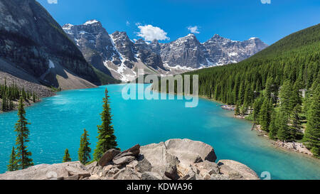 Schöne türkisblaue Wasser des Moraine Lake in den Rocky Mountains, Banff National Park, Kanada. Stockfoto