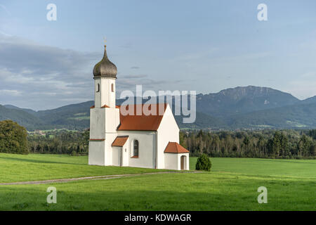 Schöne Berglandschaft mit Kirche von st. johann in penzbergin Bayern in Deutschland Stockfoto