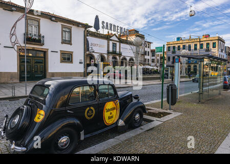 Vauxhall 12 altes Auto mit Logo von Taberninha do Manel Restaurant auf Diogo Leite Avenue in Vila Nova de Gaia Stadt Portugal Stockfoto