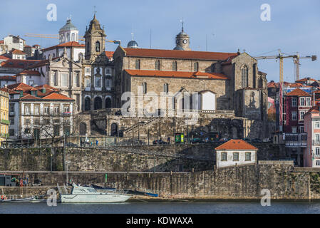 Kirche des Heiligen Franziskus (Igreja de São Francisco) in der Stadt Porto, Portugal. Blick vom Stadt Vila Nova De Gaia Stockfoto