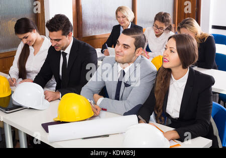 Professionelle amerikanische Architekten in erweiterte Schulungen im Unterrichtsraum Stockfoto