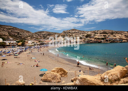 Insel Kreta, Griechenland, 14. Juni 2013: Strand von Matala, hohe Betrachtungswinkel Stockfoto
